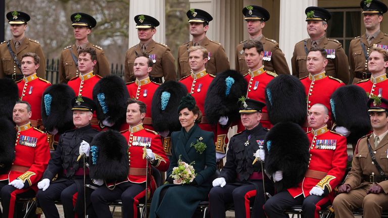 Princezna z Walesu představuje pro fotografii s členy irských stráží na zvláštním průvodu a oslavě ve Wellington Barracks.  Pic: Ap