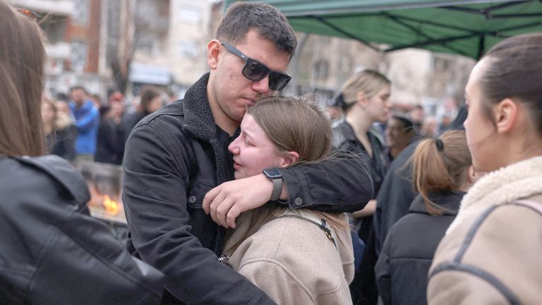 Žena volá během protestu na památku obětí požáru v nočním klubu pulsů, který vyústil v desítky úmrtí, ve městě Kocani v severní Makedonii, 17. března 2025. Reuters/Alexandros Avramidis