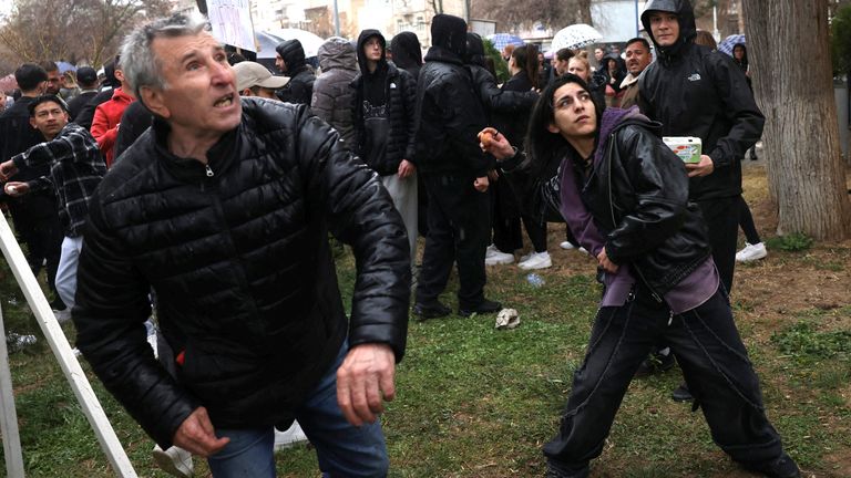 Lidé házejí vejce, když protestují mimo budovu obce po požáru v nočním klubu Pulse.  Pic: Reuters