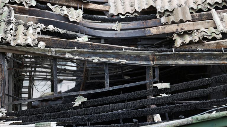 Pohled na poškozenou střechu nočního klubu pulsu, po požáru, který vyústil v desítky úmrtí ve městě Kocani v severní Makedonii.  Pic: Reuters