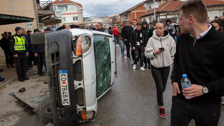 Demonstranti převrátili dodávku v Kocani. Pic: Ap