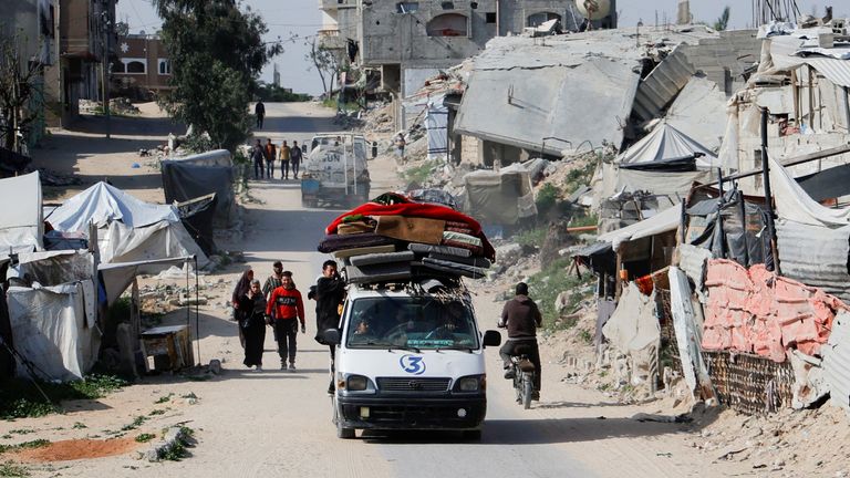 Palestinci utíkají ze svých domovů v Rafahu poté, co Izraelská armáda vydala příkazy k evakuaci pro řadu oblastí.  Pic: Reuters 