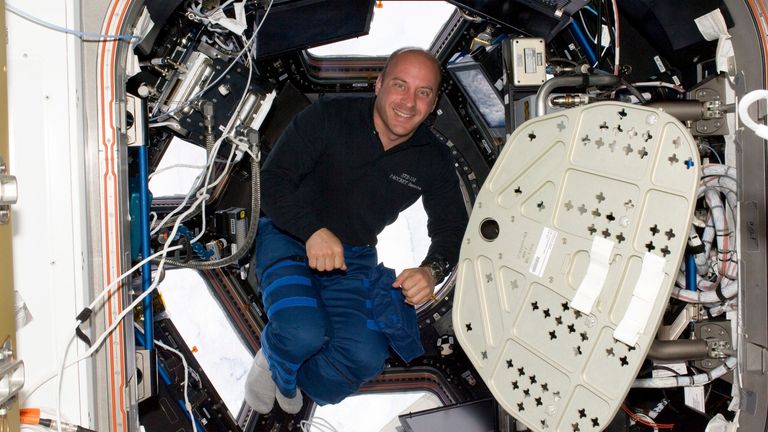 Garrett Reisman představuje na Mezinárodní vesmírné stanici v roce 2010. File Pic: NASA/Reuters