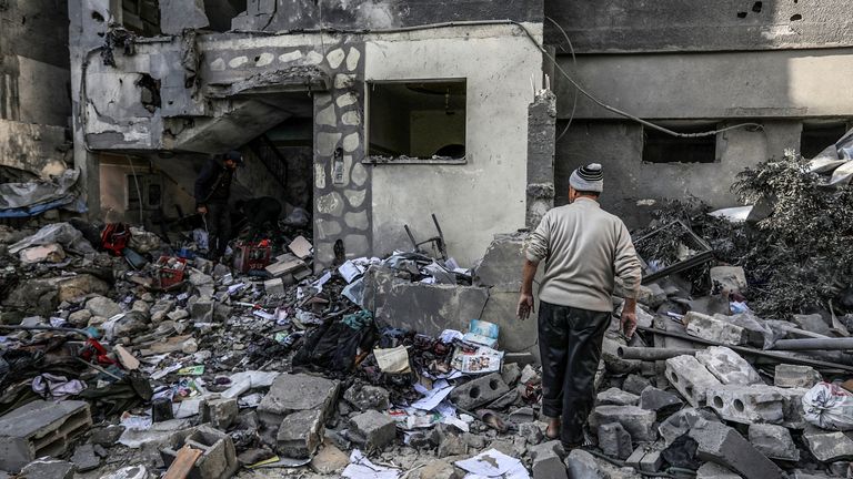 Palestinci hledají své věci mezi trosky jejich zničených domů, po izraelských leteckých úderech na Khan Yunis. Pic: Ap