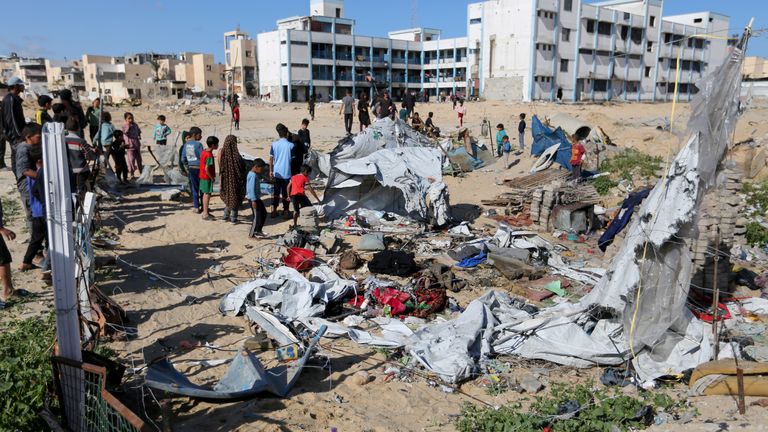 Palestinci kontrolují místo izraelské stávky na stanu, které by bylo vysídleno lidi, v Khan Younis.  Pic: Reuters