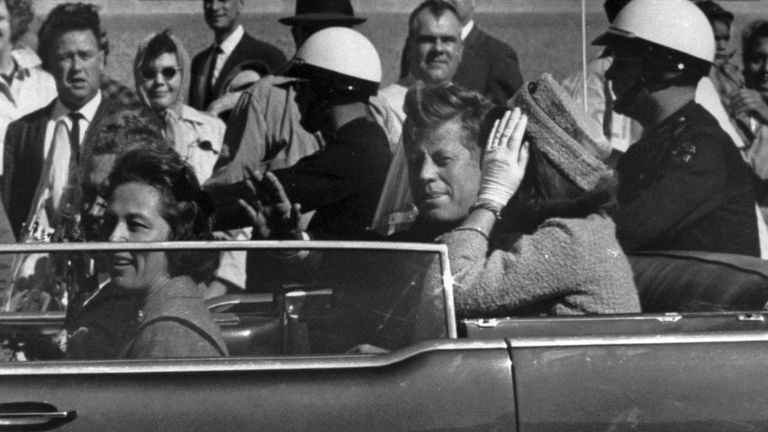 SOUBOR - Tato fotografie z 22. listopadu 1963 ukazuje prezidenta Johna F. Kennedyho, který jezdí v Motorcade s první dámou Jacqueline Kenndy v Dallasu v Texasu. (AP foto, soubor)