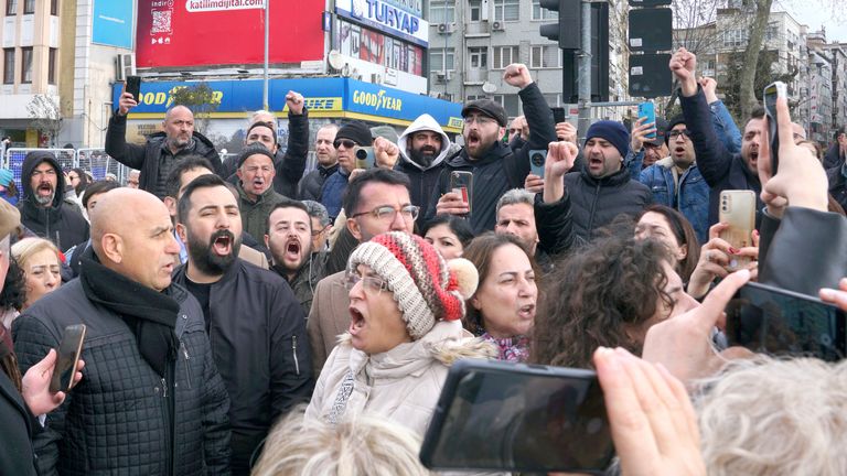 Příznivci starosty Istanbulu Ekrem Imamoglu křičí slogany, když se shromažďují poblíž policejního centrály města v Turecku Istanbul.  Pic: Reuters