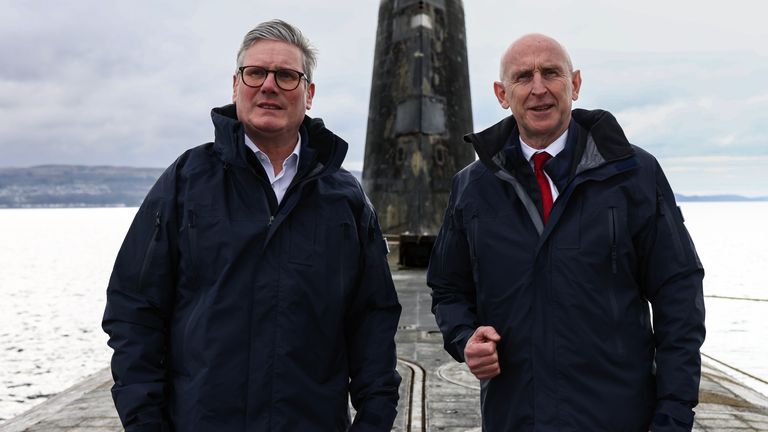 Premiér Keir Starmer a ministr obrany John Healey navštěvuje ponorku třídy Vanguard u pobřeží Skotska