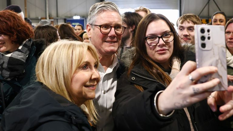 Sir Keir Starmer pózuje pro selfie