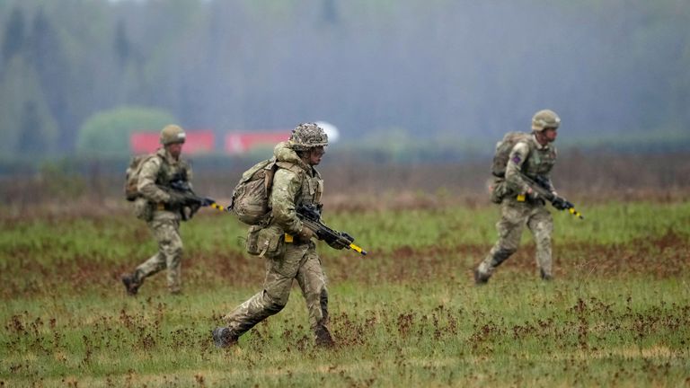 Výsadkáři Velké Británie a USA se účastní rychlého vojenského cvičení poblíž Nurmsi. Soubor Pic: Reuters