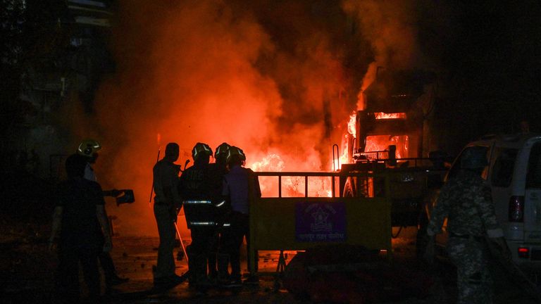 Po střetech hoří vozidla. Pic: Reuters