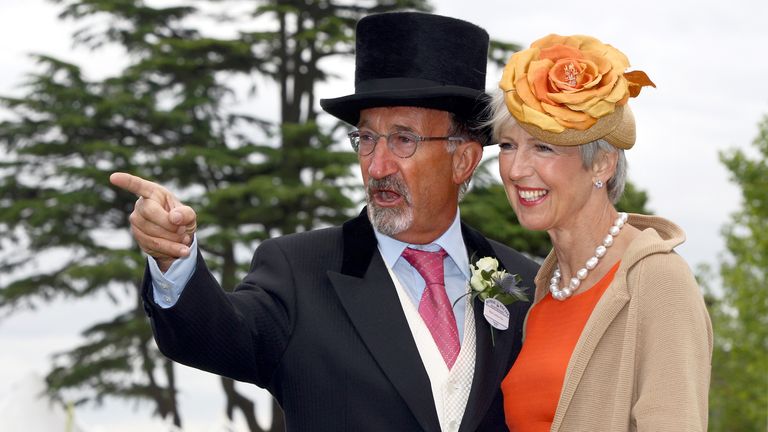 Eddie Jordan (vlevo) a jeho manželka Marie (vpravo) v Royal Ascot. V roce 2010. Obrázek: PA