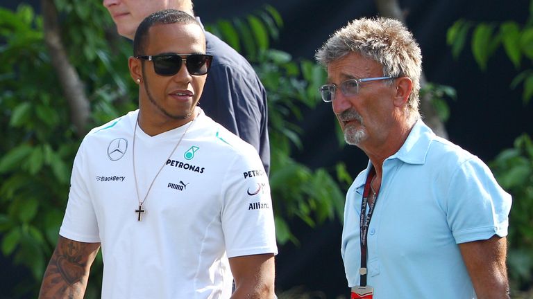 Lewis Hamilton chodí s Eddie Jordan na Singapurské Grand Prix 2013 v roce 2013