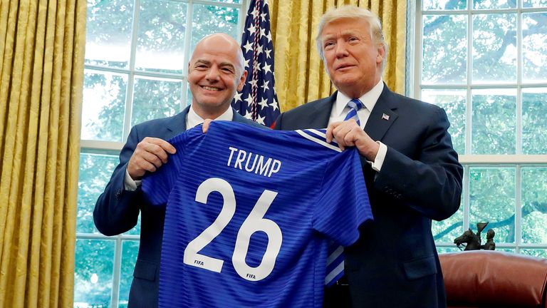 Americký prezident Donald Trump představuje s prezidentem FIFA Gianni Infantino s dárkovým dresem z Infantina v Oválné kanceláři v Bílém domě ve Washingtonu, DC, USA 28. srpna 2018. Reuters/Leah Millis