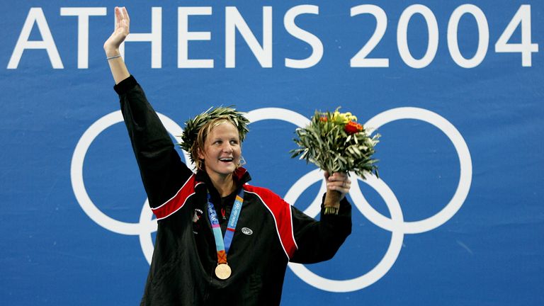 Kirsty Coventry ze Zimbabwe slaví poté, co obdržela svou zlatou medaili za 200 metrů u žen v olympijském akvátickém centru v Aténách 20. srpna 2004 během soutěže o olympijské hry v Aténách 2004. Coventry získal v pátek zlaté medaili za 200 metrů za dva minuty 09,19 sekund. Reuters/Jerry Lampen AW/DL