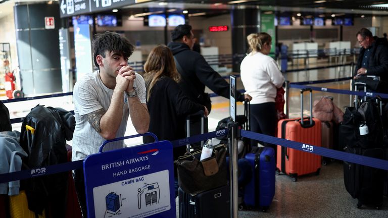 Nicolas di Francescantonio čeká na informace o jeho letu na mezinárodní letiště Heathrow na letišti Fiumicino v Římě v Itálii