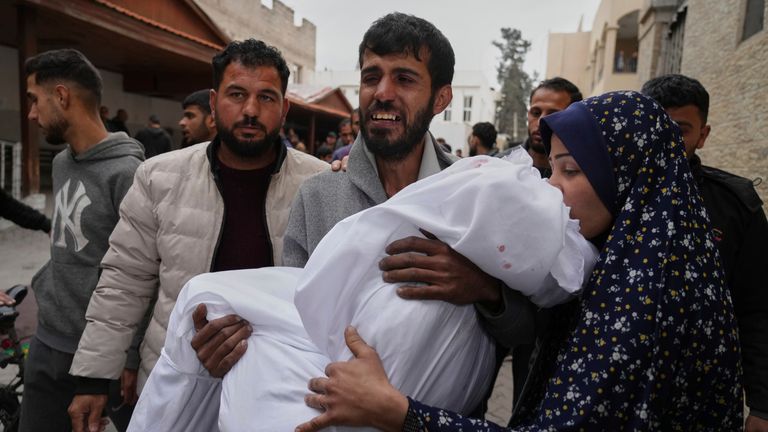 Palestinský muž nese tělo své 11leté dcery Aya Al-Samri, která byla zabita izraelskou armádou, během svého pohřbu v baptistické nemocnici v městě Gaza, pátek 21. března 2025. (AP Photo/Jehad Alshrafi)