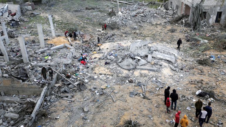 Palestinci kontrolují místo izraelské stávky na dům, v Khan Younis v jižní Gaze.  Pic: Reuters