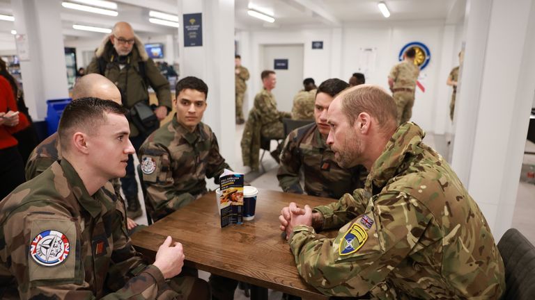 Princ z Walesu, šéf plukovníka, Mercian Regiment, hovoří s francouzskými vojáky, když navštíví obchod námořnictva, armády a letectva (Naafi) v táboře Tapa druhý den jeho návštěvy v Estonsku. Datum obrázku: pátek 21. března 2025. Viz PA Story Royal Estonsia. Fotografický kredit by si měl přečíst: Ian Vogler/Daily Mirror/PA Wire                                                                                     