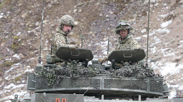 Princ William, princ z Walesu, jezdí na bojovém vozidle pro pěchotu válečníka, když navštěvuje výcvik Mercian Regiment Training Area na Tapa Army Base, Estonsko, 21. března 2025. Reuters/Suzanne Plunkett