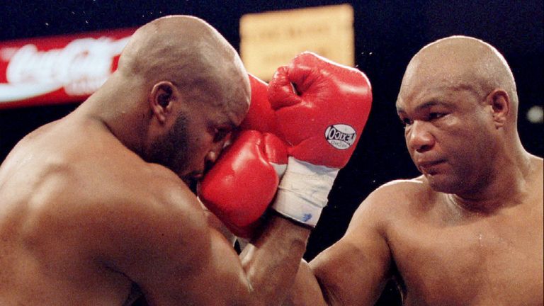 George Foreman (vpravo) přistane úderem na nos Michaela Moorera během 4. kola jejich těžké váhy v listopadu 1994. Obrázek: Reuters