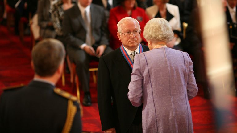 Gordievsky je v roce 2007 společníkem řádu svatého Michaela a St George od královna Elizabeth. Obrázek: PA