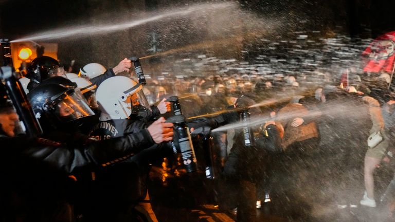 Policisté používají pepřový sprej během střetů s lidmi, když protestují proti zatčení starosty Ekrem Imamoglu v Istanbulu, v Istanbulu, Turecko, pátek 21. března 2025. (AP Photo/Khalil Hamra)