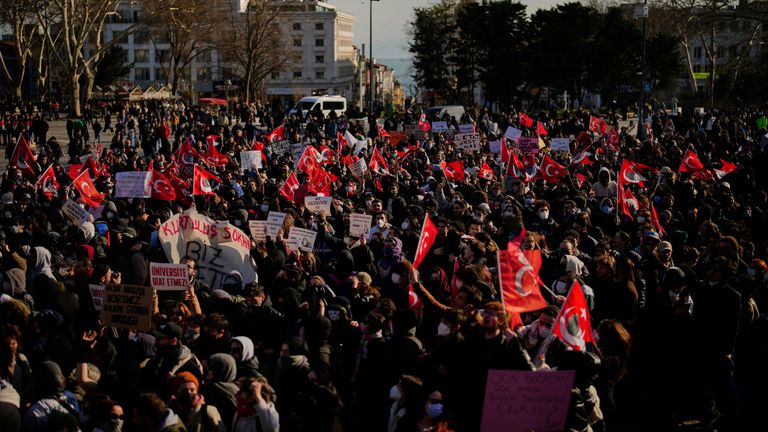 Studenti univerzity protestují proti zatčení starosty Istanbulu Ekrem Imamoglu, v Istanbulu, Turecko, pátek 21. března 2025. (AP Photo/Emrah Gurel)