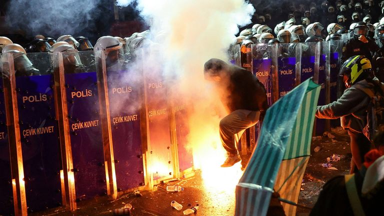 Policejní důstojníci Riot stojí ve formaci vedle demonstrantů během protestu proti zadržení starosty Istanbulu Ekrem Imamoglu, v Istanbulu, Turecko, 22. března 2025. Reuters/Murad Sezer Tpx obrazy dne