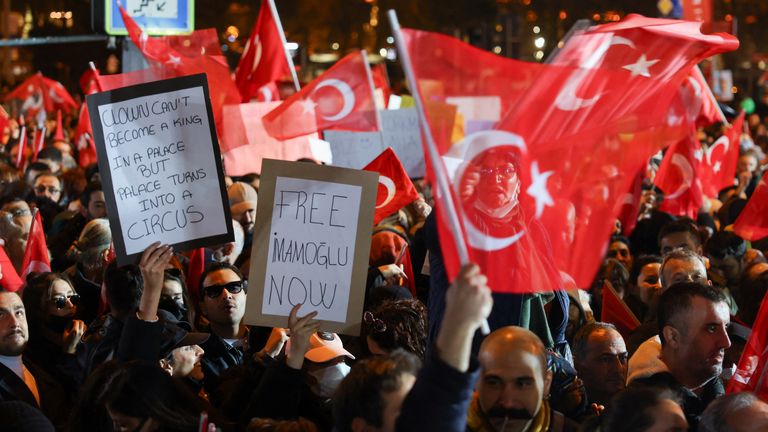 Demonstranti se účastní protestu proti zadržení starosty Istanbulu Ekrem Imamoglu, v Istanbulu, Turecko, 22. března 2025. Reuters/Murad Sezer