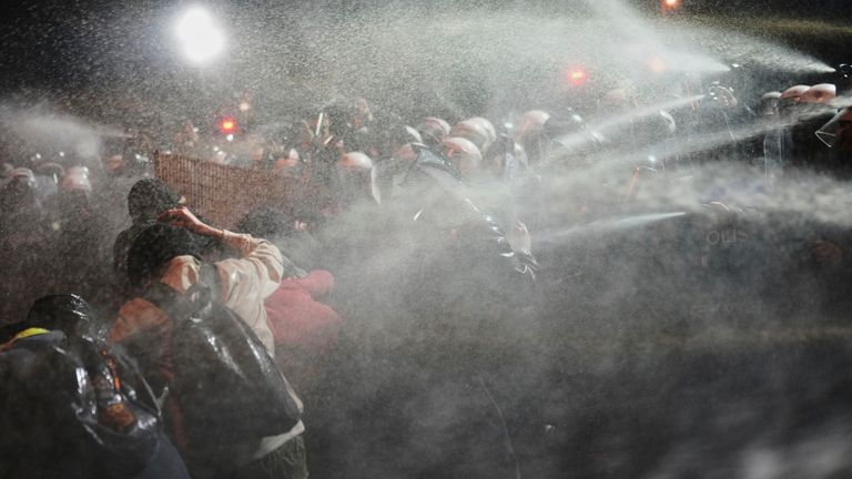 Protestující se střetávají s Riot Police během protestu proti zatčení Istanbulova starosty Ekrem Imamoglu, v Istanbulu, Turecko, sobota 22. března 2025. (AP Photo/Francisco Seco)