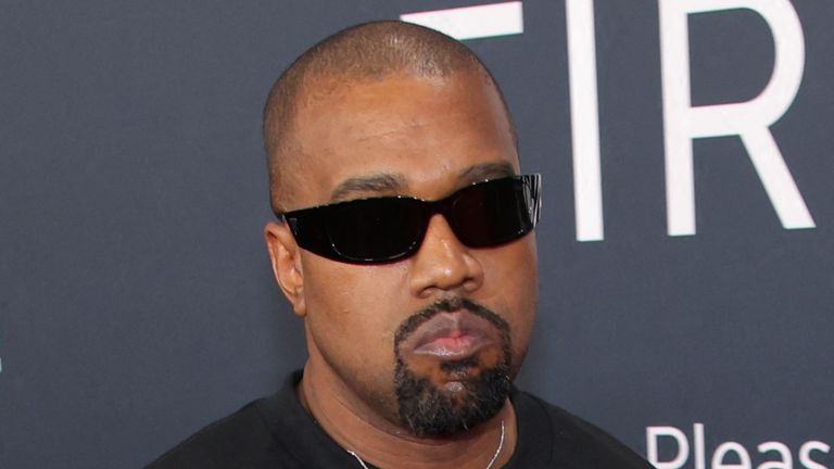 Kanye West a Bianca Censori představují na červeném koberci během 67. výroční ceny Grammy v Los Angeles v Kalifornii, USA, 2. února 2025. Reuters/Daniel Cole