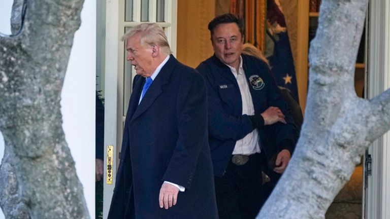 Prezident Donald Trump, vlevo a Elon Musk odjel Bílý dům v pátek 21. března 2025. Obrázek: AP/Mark Schiefelbein