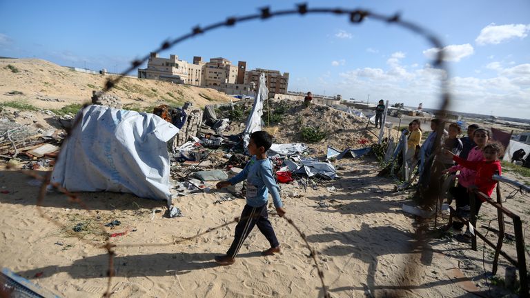 Palestinské děti se shromažďují v místě izraelské stávky na stanu, kde by byli vysídleni lidé, v Khan Younis, v jižní gaze.  Pic: Reuters