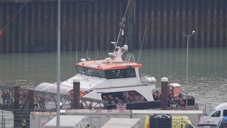 Skupina lidí se domnívala, že jsou migranti na složení Border Force v Doveru, po malém incidentu lodi v kanálu. Pic: Pa