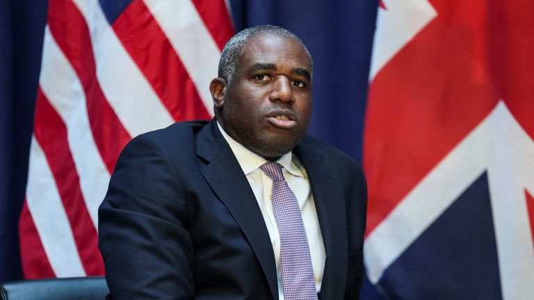 Britský ministr zahraničí David Lammy se dívá, když se účastní bilaterálního setkání s americkým viceprezidentem JD Vance na Commerzbank v Mnichově v Německu, 14. února 2025. Reuters/Leah Millis