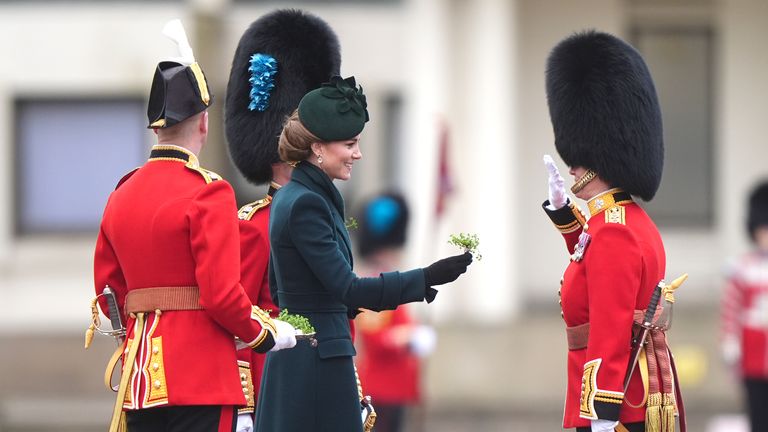 Princezna z Walesu představuje během své návštěvy irských strážců pro přehlídku sv. Patrika ve Wellingtonské kasárnách v Londýně tradiční větvičky Shamrocků a strážcům. Datum obrázku: pondělí 17. března 2025. PA foto. Viz příběh PA Royal Kate. Foto kredit by si měl přečíst: Aaron Chown/PA Wire