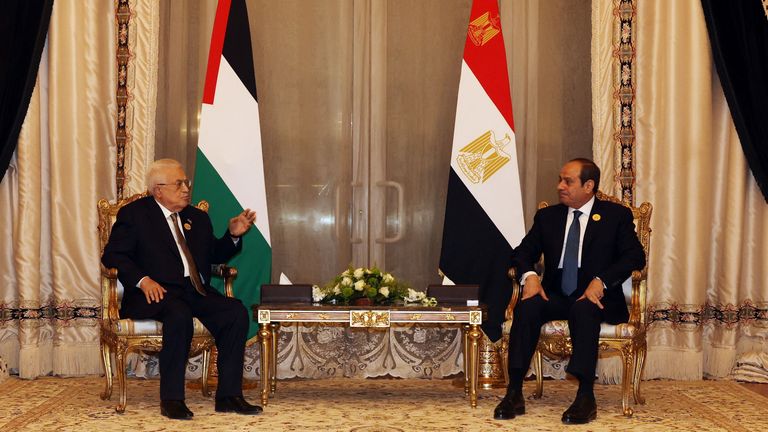 Palestinský prezident Mahmúd Abbás se setkává s egyptským prezidentem Abdelem Fattah al-Sisi, během nouzového arabského summitu pořádaného Egyptem tento týden v Káhiře v Egyptě 4. března 2025. Palestinský prezident/leták prostřednictvím agentur Reuters prostřednictvím třetí strany. Žádné opakování. Žádné archivy