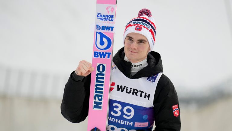 Marius Lindvik poté, co v sobotu získal stříbrnou medaili na severských mistrovstvích lyžařů. Pic: AP Photo/Matthias Schrader