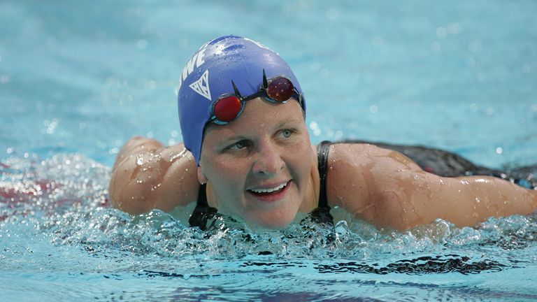 Zlatá medailista Zimbabwe Kirsty Coventry se usmívá na finále ženských 200 metrů v olympijském akvátickém centru v Aténách 20. srpna 2004. Coventry získala zlatou medaili s časem dvou minut 09,19 sekundy. Reuters/Yves Herman CVI/DL