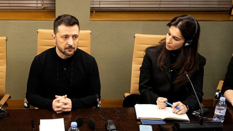 Sky's Yalda Hakim byla mezi novináři, kteří se ptali na volodymyr zelenskyy na letišti Stansted. Pic: Reuters