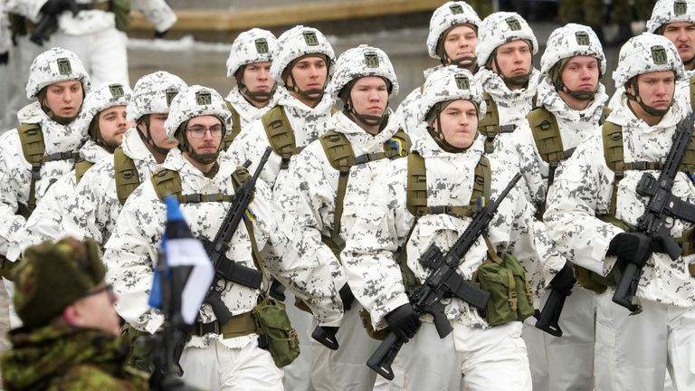 Estonská armáda Servicemen pochod během přehlídky Den nezávislosti Estonska. Soubor Pic: Reuters