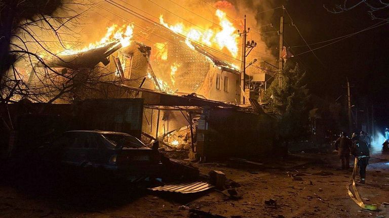 Na této fotografii poskytnuté ukrajinskou pohotovostní službou se hasiči pokoušejí vypálit oheň po ruském útoku v Zaporizhzhii na Ukrajině, pátek 21. března 2025. (Ukrajinská pohotovostní služba prostřednictvím AP)