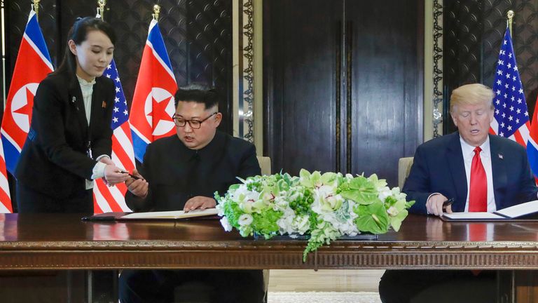 Hold for Use for Story Slugged Severní Korea Kim ... sestra Hyung -jin Kim, spis - v letošním 12. červnu 2018, skladba, vůdce Severní Koreje Kim Jong Un, středová levá, a americký prezident Donald Trump, centrum vpravo, připravit se na podepsání dokumentu v Resort Capella na ostrově Sentosa v Singapuru. Na poslední chvíli poskytla Kimova sestra Kim Yo-Jong, zcela vlevo, pro jeho použití vlastní pero. (AP Photo/Evan Vucci, soubor)