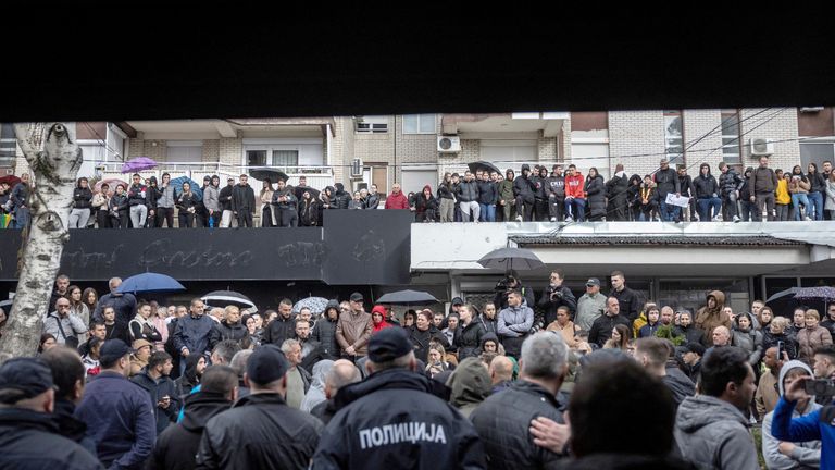 Lidé se shromažďují před hospodou, která podle protestujících patří majiteli Pulse Nightclub, po požáru v klubu, který vyústil v desítky úmrtí, ve městě Kocani v severní Makedonii.  Pic: Reuters