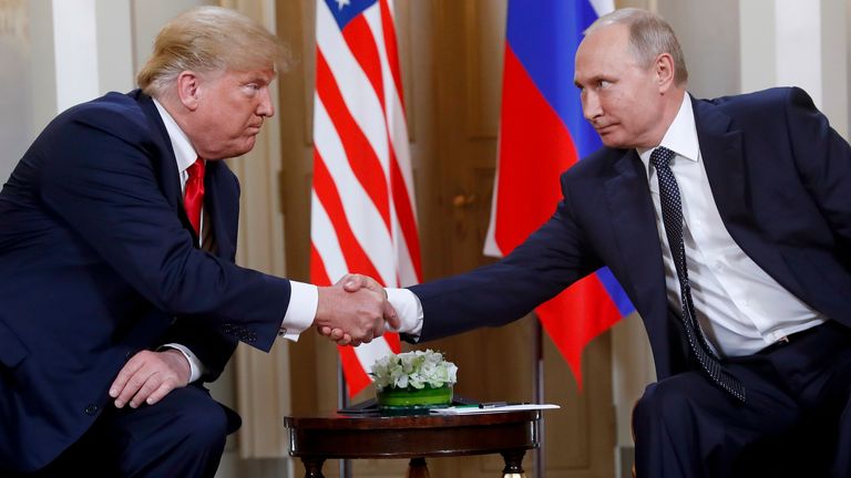 SOUBOR - Prezident Donald Trump, vlevo a ruský prezident Vladimir Putin potřásl rukama na začátku schůzky v prezidentském paláci v Helsinkách ve Finsku, 16. července 2018 (AP Photo/Pablo Martinez Monsivais, soubor)