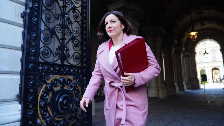 Bridget Phillipson dorazí na Downing Street.  Pic: Pa