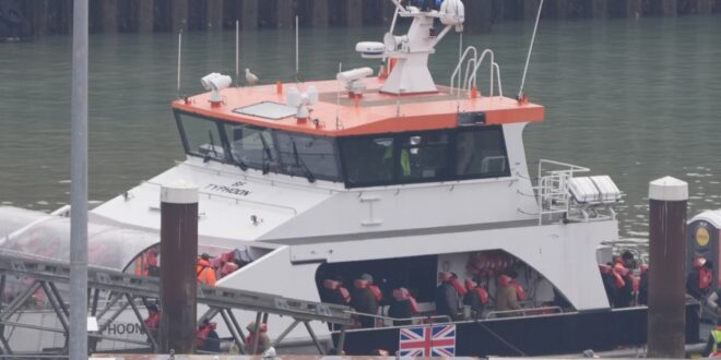 Vláda zvažování zasílání neúspěšných žadatelů o azyl do zámořských „migrujících uzlů“ | UK novinky