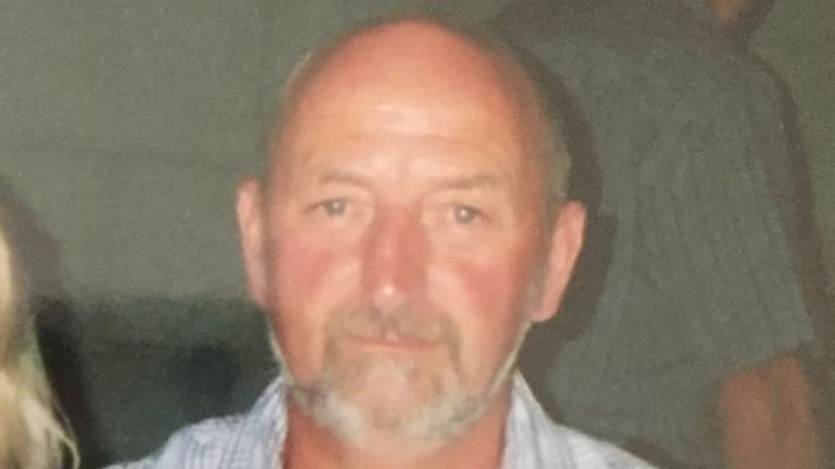 Lewis Stone a jeho manželka Elizabeth (Liz) Lewis Stone byla smrtelně bodnuta 28. února 2019 Davidem Fleetem, byla podle zákona o duševním zdraví rozdělena poté, co připustila zabití se sníženou odpovědností. Lewisova rodina požaduje, aby Hywel DDA Health Board odhaluje podrobnosti o interní zprávě o důvěře NHS v léčbě duševního zdraví flotily. Fotky pocházející z rodiny přes Mark.Thompson@sky.uk