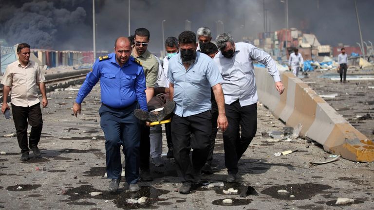 Po explozi v přístavu Rajaei muži nesou zraněného muže. Pic: Ap